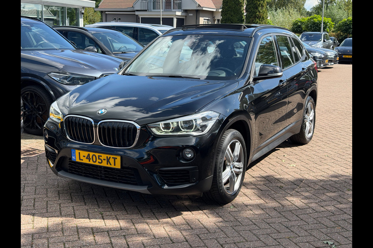 BMW X1 sDrive18i / Panoramadak / Leder / Parkeerhulp V+A / Navigatie / 17'' / Stoelverwarming / Cruise Control