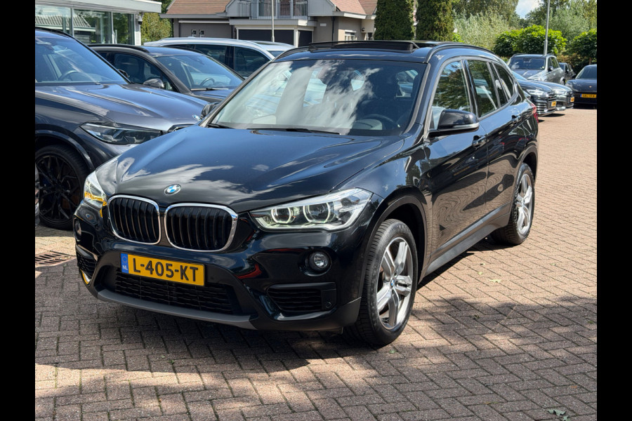 BMW X1 sDrive18i / Panoramadak / Leder / Parkeerhulp V+A / Navigatie / 17'' / Stoelverwarming / Cruise Control