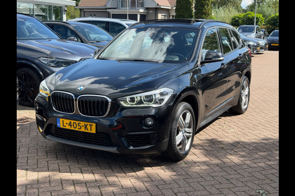 BMW X1 sDrive18i / Panoramadak / Leder / Parkeerhulp V+A / Navigatie / 17'' / Stoelverwarming / Cruise Control