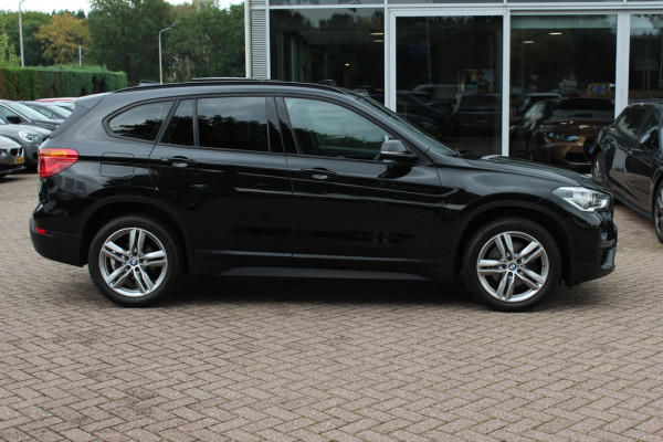 BMW X1 sDrive18i / Panoramadak / Leder / Parkeerhulp V+A / Navigatie / 17'' / Stoelverwarming / Cruise Control