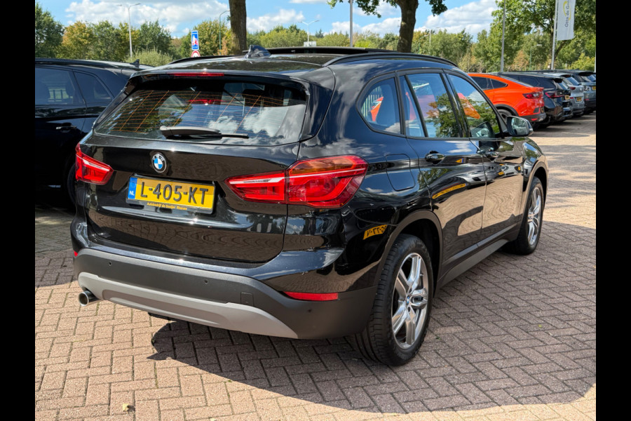 BMW X1 sDrive18i / Panoramadak / Leder / Parkeerhulp V+A / Navigatie / 17'' / Stoelverwarming / Cruise Control