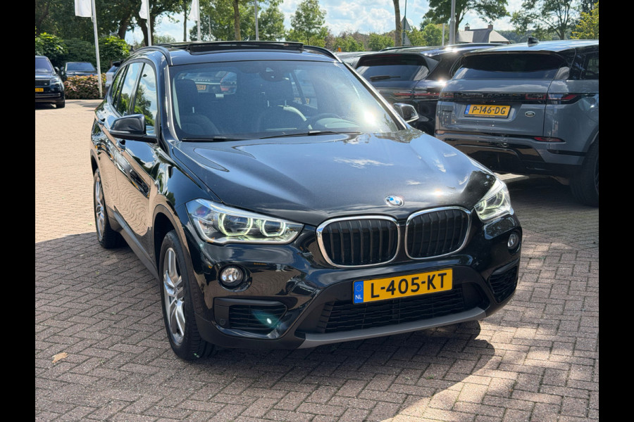 BMW X1 sDrive18i / Panoramadak / Leder / Parkeerhulp V+A / Navigatie / 17'' / Stoelverwarming / Cruise Control