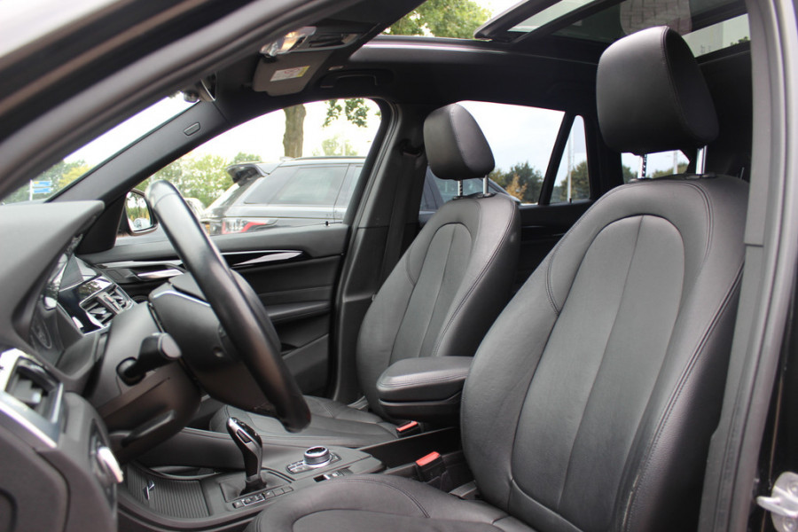 BMW X1 sDrive18i / Panoramadak / Leder / Parkeerhulp V+A / Navigatie / 17'' / Stoelverwarming / Cruise Control