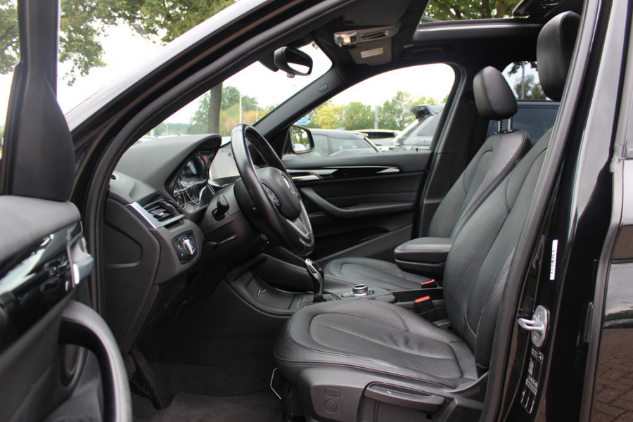 BMW X1 sDrive18i / Panoramadak / Leder / Parkeerhulp V+A / Navigatie / 17'' / Stoelverwarming / Cruise Control