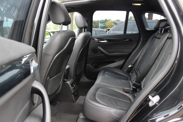 BMW X1 sDrive18i / Panoramadak / Leder / Parkeerhulp V+A / Navigatie / 17'' / Stoelverwarming / Cruise Control