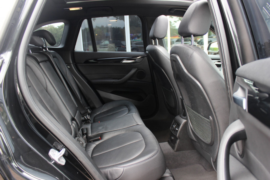BMW X1 sDrive18i / Panoramadak / Leder / Parkeerhulp V+A / Navigatie / 17'' / Stoelverwarming / Cruise Control