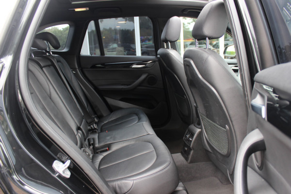 BMW X1 sDrive18i / Panoramadak / Leder / Parkeerhulp V+A / Navigatie / 17'' / Stoelverwarming / Cruise Control