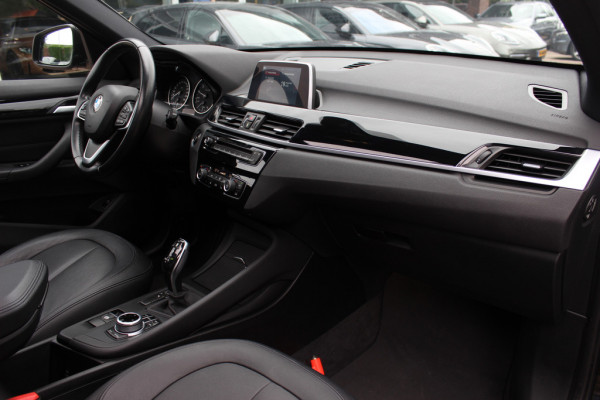 BMW X1 sDrive18i / Panoramadak / Leder / Parkeerhulp V+A / Navigatie / 17'' / Stoelverwarming / Cruise Control