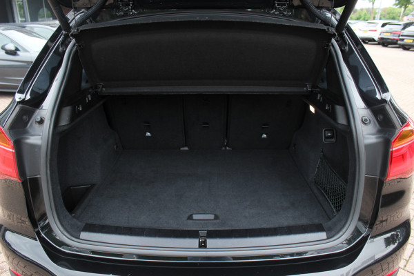 BMW X1 sDrive18i / Panoramadak / Leder / Parkeerhulp V+A / Navigatie / 17'' / Stoelverwarming / Cruise Control