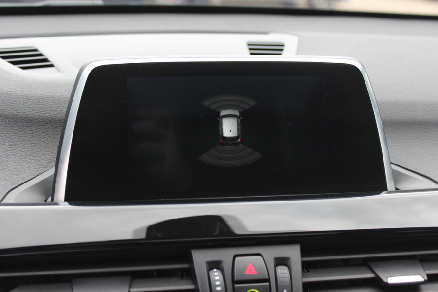 BMW X1 sDrive18i / Panoramadak / Leder / Parkeerhulp V+A / Navigatie / 17'' / Stoelverwarming / Cruise Control
