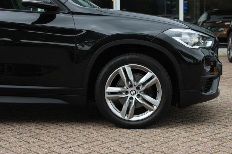BMW X1 sDrive18i / Panoramadak / Leder / Parkeerhulp V+A / Navigatie / 17'' / Stoelverwarming / Cruise Control