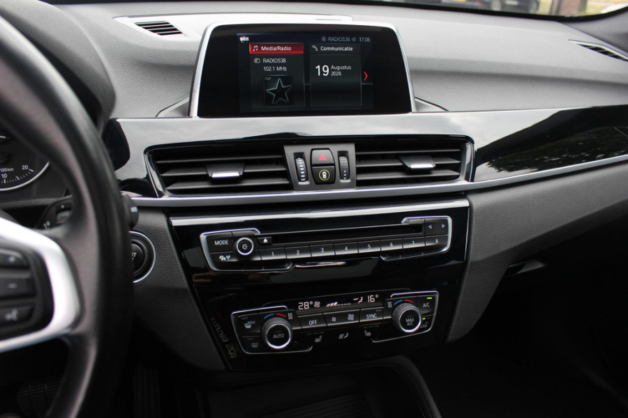 BMW X1 sDrive18i / Panoramadak / Leder / Parkeerhulp V+A / Navigatie / 17'' / Stoelverwarming / Cruise Control