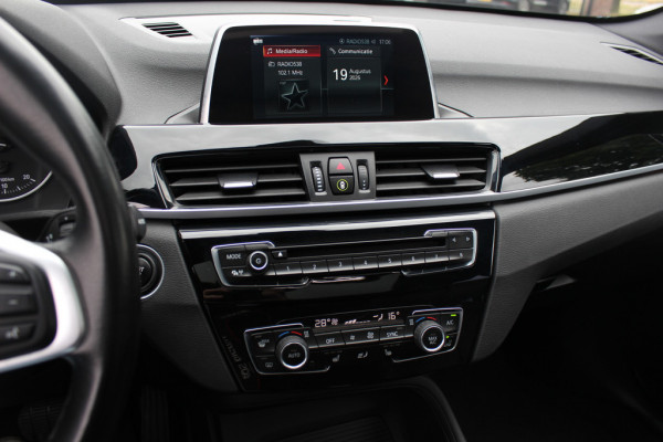 BMW X1 sDrive18i / Panoramadak / Leder / Parkeerhulp V+A / Navigatie / 17'' / Stoelverwarming / Cruise Control