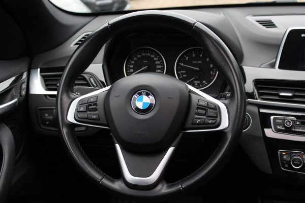 BMW X1 sDrive18i / Panoramadak / Leder / Parkeerhulp V+A / Navigatie / 17'' / Stoelverwarming / Cruise Control