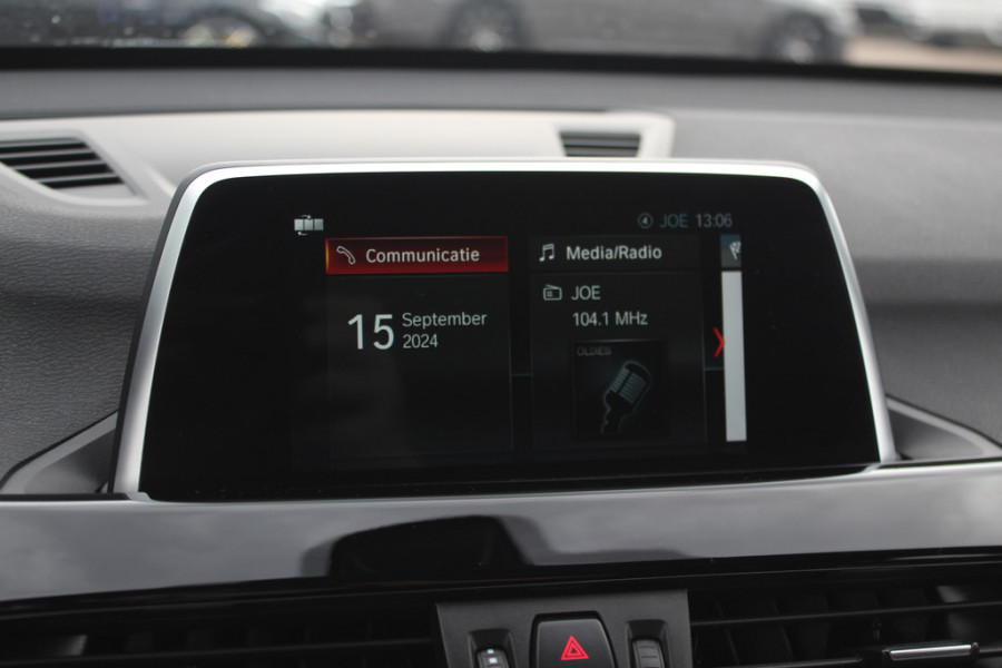 BMW X1 sDrive18i / Panoramadak / Leder / Parkeerhulp V+A / Navigatie / 17'' / Stoelverwarming / Cruise Control