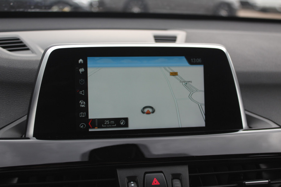 BMW X1 sDrive18i / Panoramadak / Leder / Parkeerhulp V+A / Navigatie / 17'' / Stoelverwarming / Cruise Control
