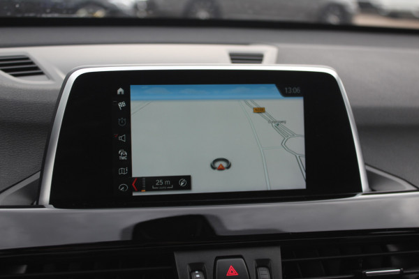 BMW X1 sDrive18i / Panoramadak / Leder / Parkeerhulp V+A / Navigatie / 17'' / Stoelverwarming / Cruise Control