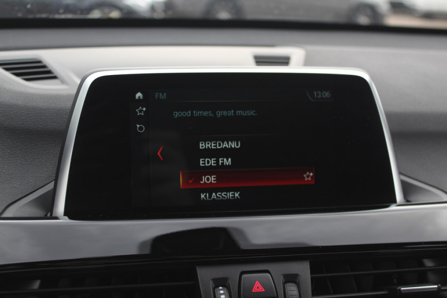 BMW X1 sDrive18i / Panoramadak / Leder / Parkeerhulp V+A / Navigatie / 17'' / Stoelverwarming / Cruise Control