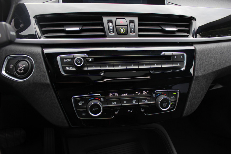 BMW X1 sDrive18i / Panoramadak / Leder / Parkeerhulp V+A / Navigatie / 17'' / Stoelverwarming / Cruise Control