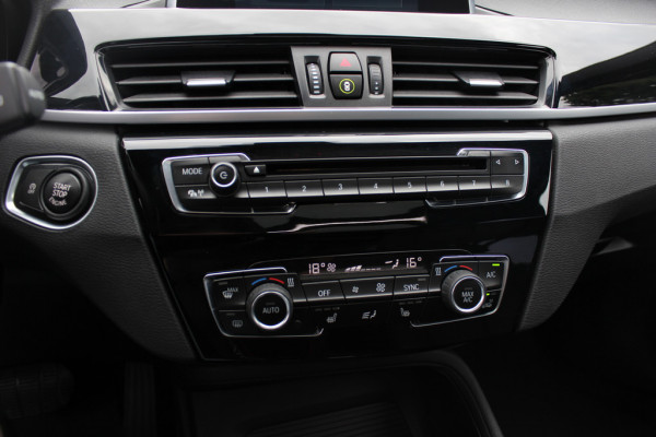 BMW X1 sDrive18i / Panoramadak / Leder / Parkeerhulp V+A / Navigatie / 17'' / Stoelverwarming / Cruise Control