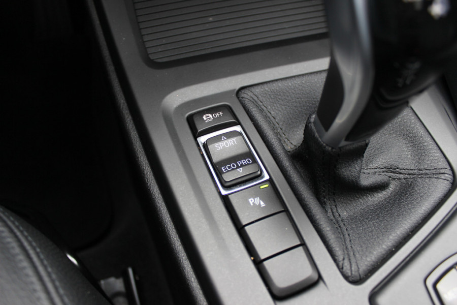 BMW X1 sDrive18i / Panoramadak / Leder / Parkeerhulp V+A / Navigatie / 17'' / Stoelverwarming / Cruise Control