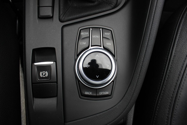 BMW X1 sDrive18i / Panoramadak / Leder / Parkeerhulp V+A / Navigatie / 17'' / Stoelverwarming / Cruise Control