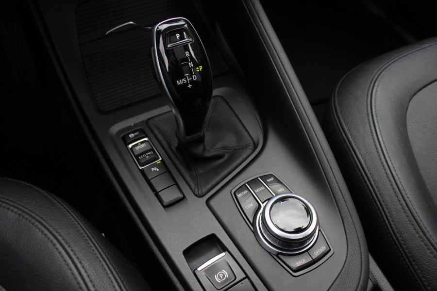 BMW X1 sDrive18i / Panoramadak / Leder / Parkeerhulp V+A / Navigatie / 17'' / Stoelverwarming / Cruise Control