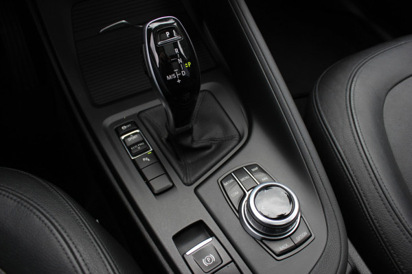 BMW X1 sDrive18i / Panoramadak / Leder / Parkeerhulp V+A / Navigatie / 17'' / Stoelverwarming / Cruise Control