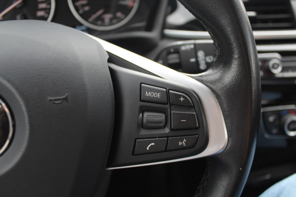 BMW X1 sDrive18i / Panoramadak / Leder / Parkeerhulp V+A / Navigatie / 17'' / Stoelverwarming / Cruise Control
