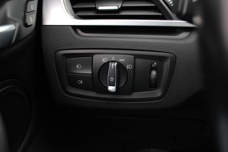 BMW X1 sDrive18i / Panoramadak / Leder / Parkeerhulp V+A / Navigatie / 17'' / Stoelverwarming / Cruise Control