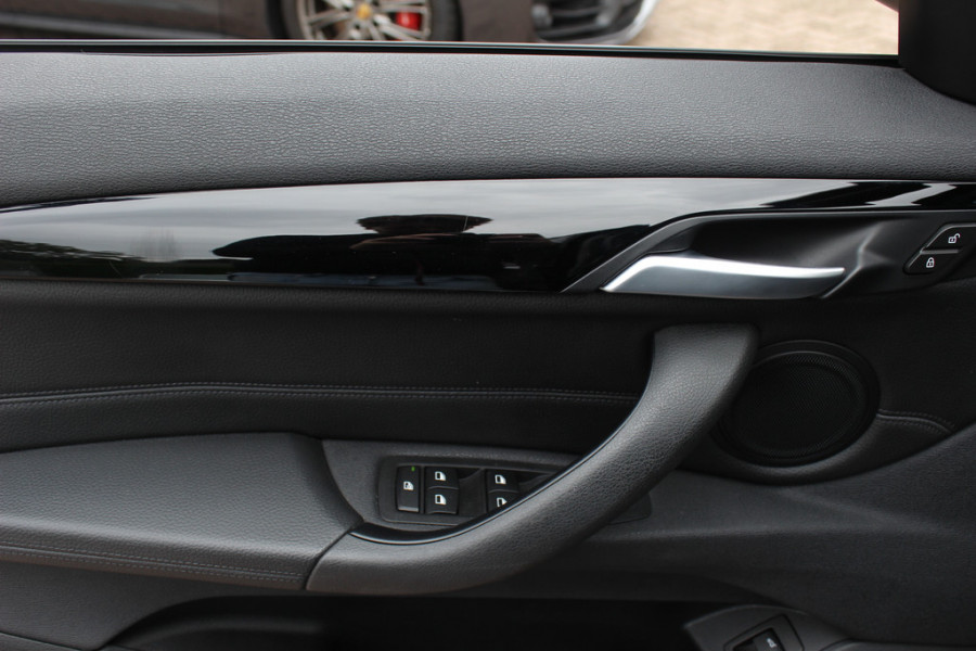 BMW X1 sDrive18i / Panoramadak / Leder / Parkeerhulp V+A / Navigatie / 17'' / Stoelverwarming / Cruise Control