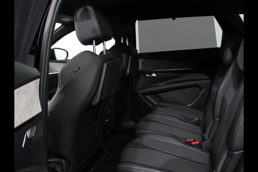 Peugeot 5008 1.2 PureTech GT Black Pack 7persoons Climate control Adaptive cruise control Achteruitrij camera Verwarmde voorstoelen Keyless Navigatie LED Apple Carplay/ Android Auto