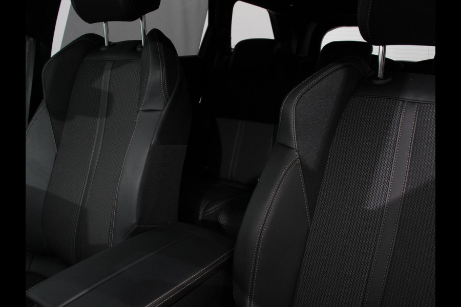 Peugeot 5008 1.2 PureTech GT Black Pack 7persoons Climate control Adaptive cruise control Achteruitrij camera Verwarmde voorstoelen Keyless Navigatie LED Apple Carplay/ Android Auto
