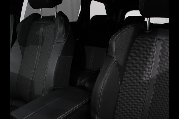Peugeot 5008 1.2 PureTech GT Black Pack 7persoons Climate control Adaptive cruise control Achteruitrij camera Verwarmde voorstoelen Keyless Navigatie LED Apple Carplay/ Android Auto