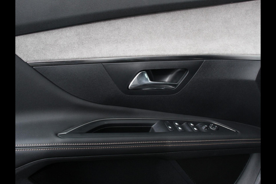 Peugeot 5008 1.2 PureTech GT Black Pack 7persoons Climate control Adaptive cruise control Achteruitrij camera Verwarmde voorstoelen Keyless Navigatie LED Apple Carplay/ Android Auto