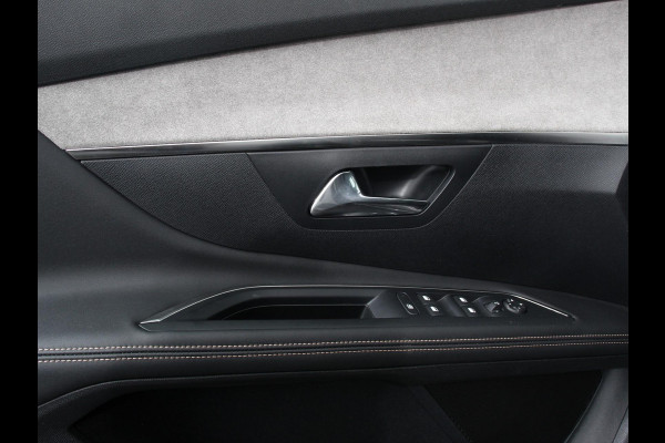 Peugeot 5008 1.2 PureTech GT Black Pack 7persoons Climate control Adaptive cruise control Achteruitrij camera Verwarmde voorstoelen Keyless Navigatie LED Apple Carplay/ Android Auto