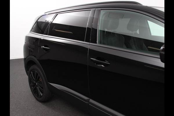 Peugeot 5008 1.2 PureTech GT Black Pack 7persoons Climate control Adaptive cruise control Achteruitrij camera Verwarmde voorstoelen Keyless Navigatie LED Apple Carplay/ Android Auto