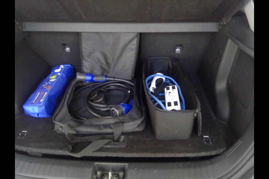 Hyundai Kona EV Fashion 64 kWh | SOH 100% | Navigatiesysteem | Parkeersensoren |
