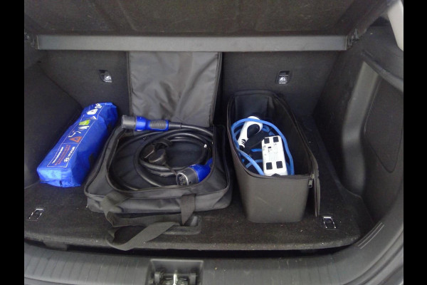 Hyundai Kona EV Fashion 64 kWh | SOH 100% | Navigatiesysteem | Parkeersensoren |