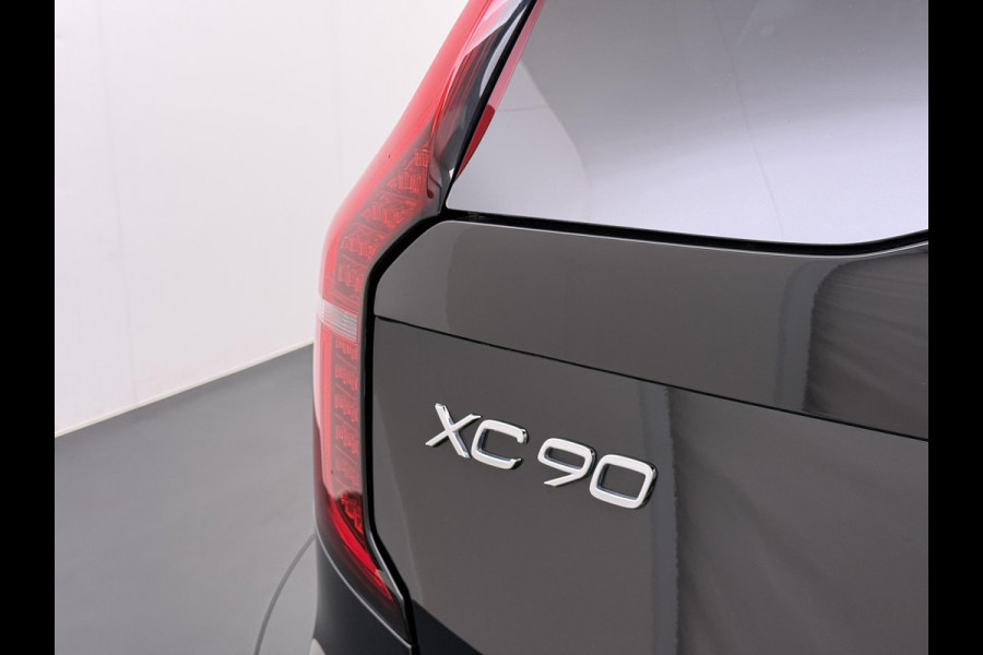 Volvo XC90 2.0 T8 Plug-in hybrid AWD Ultra Dark BOWERS & WILKINS| LUCHTVERING| STOELVENTILATIE| ELEKTRISCHE TREKHAAK| 7 PERSOONS| MASSAGESTOELEN NAPPALEDER| HEAD-UP DISPLAY| PANORAMADAK| FULL OPTIONS|