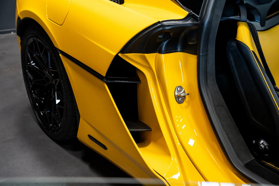 Lamborghini Temerario 4.0 V8 *Giallo Auge / Lift-systeem / Keramisch / Sonus Faber / Passagiersdisplay / Surround-view*