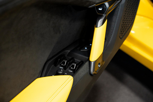 Lamborghini Temerario 4.0 V8 *Giallo Auge / Lift-systeem / Keramisch / Sonus Faber / Passagiersdisplay / Surround-view*