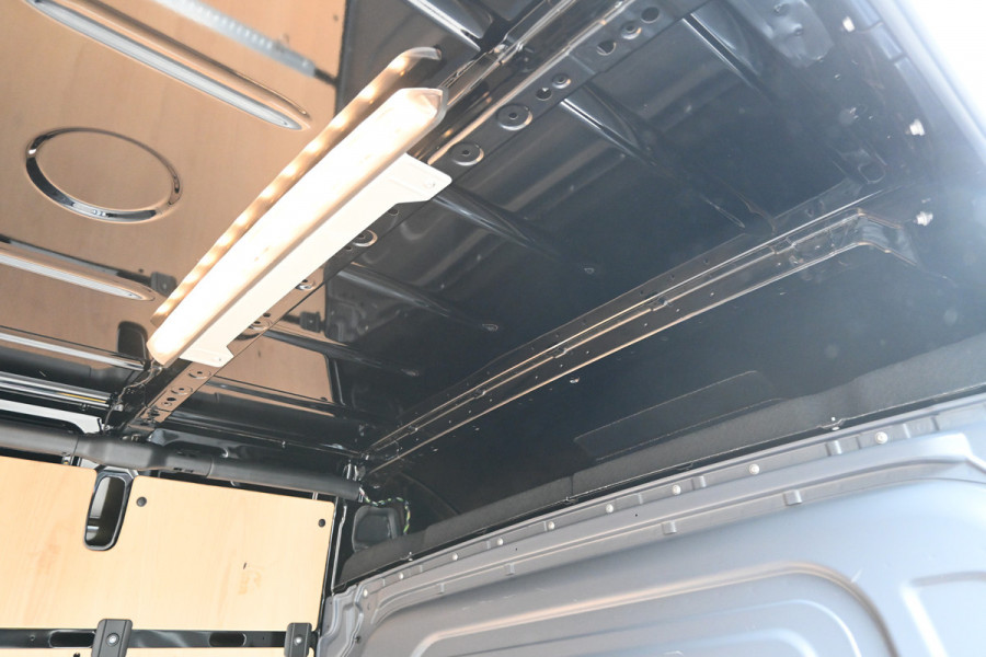 Mercedes-Benz Sprinter 317 CDI L3H2 RWD 3500 kg Trekhaak, LED, MBUX met camera en Parkeerpakket
