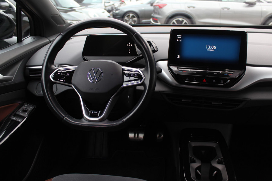Volkswagen ID.4 Life 77 kWh / SOH 93,9% / Trekhaak / Camera / Apple CarPlay / DAB / 20'' / LED / Alcantara / Stoelverwarming / ACC