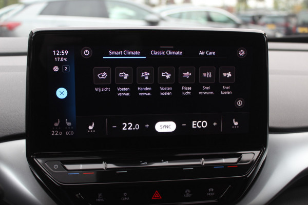 Volkswagen ID.4 Life 77 kWh / SOH 93,9% / Trekhaak / Camera / Apple CarPlay / DAB / 20'' / LED / Alcantara / Stoelverwarming / ACC