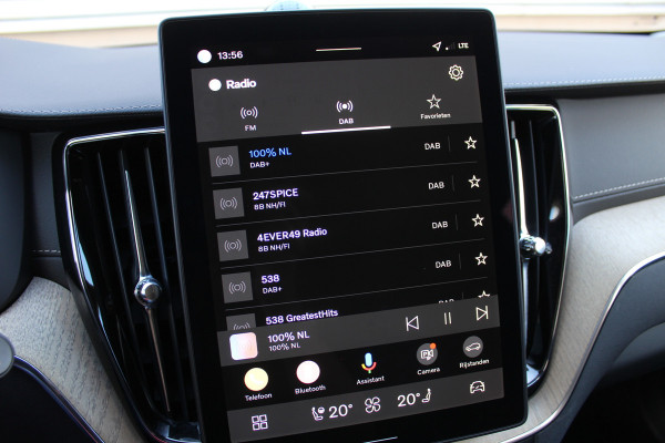 Volvo XC60 2.0 T8 Plug-in hybrid AWD Plus Dark | Facelift | Panoramadak | Massage | Bowers & Wilkins | Luchtvering