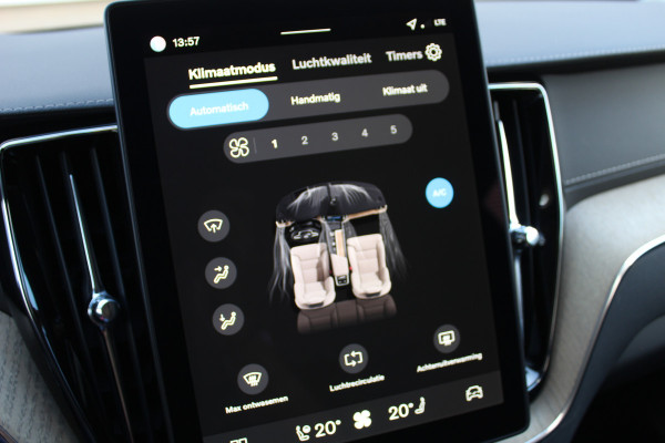 Volvo XC60 2.0 T8 Plug-in hybrid AWD Plus Dark | Facelift | Panoramadak | Massage | Bowers & Wilkins | Luchtvering