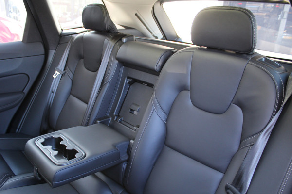 Volvo XC60 2.0 T8 Plug-in hybrid AWD Plus Dark | Facelift | Panoramadak | Massage | Bowers & Wilkins | Luchtvering