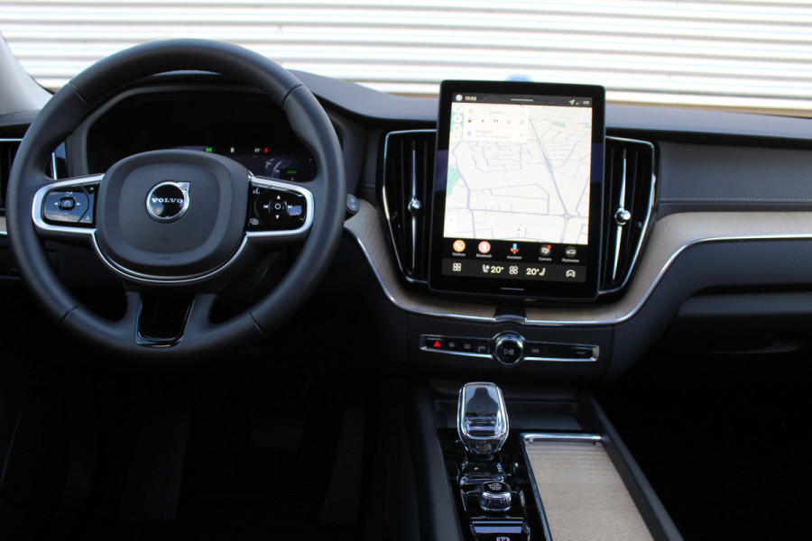 Volvo XC60 2.0 T8 Plug-in hybrid AWD Plus Dark | Facelift | Panoramadak | Massage | Bowers & Wilkins | Luchtvering