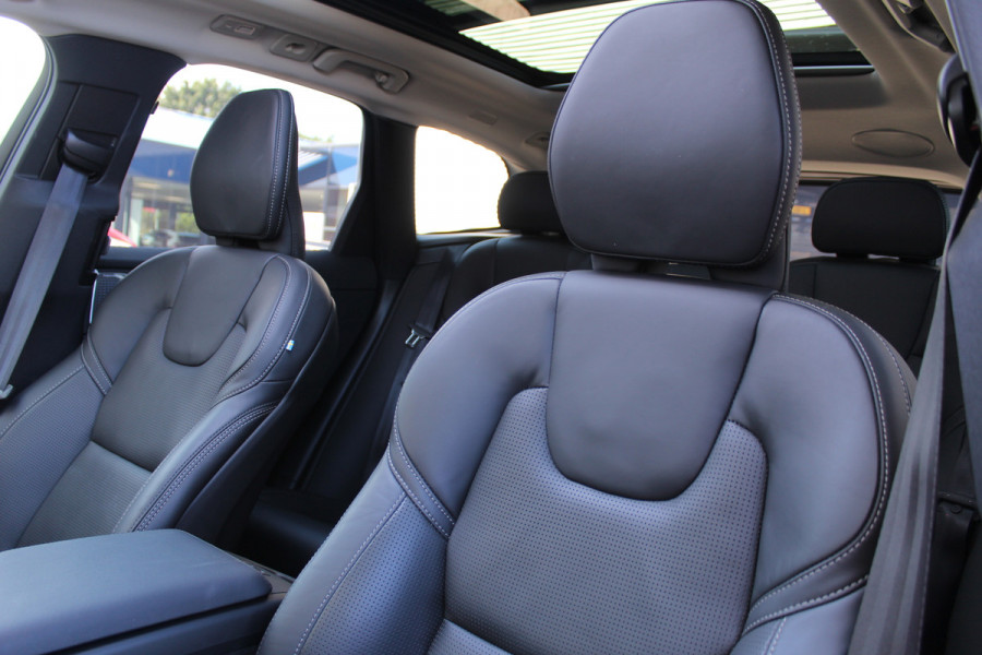 Volvo XC60 2.0 T8 Plug-in hybrid AWD Plus Dark | Facelift | Panoramadak | Massage | Bowers & Wilkins | Luchtvering